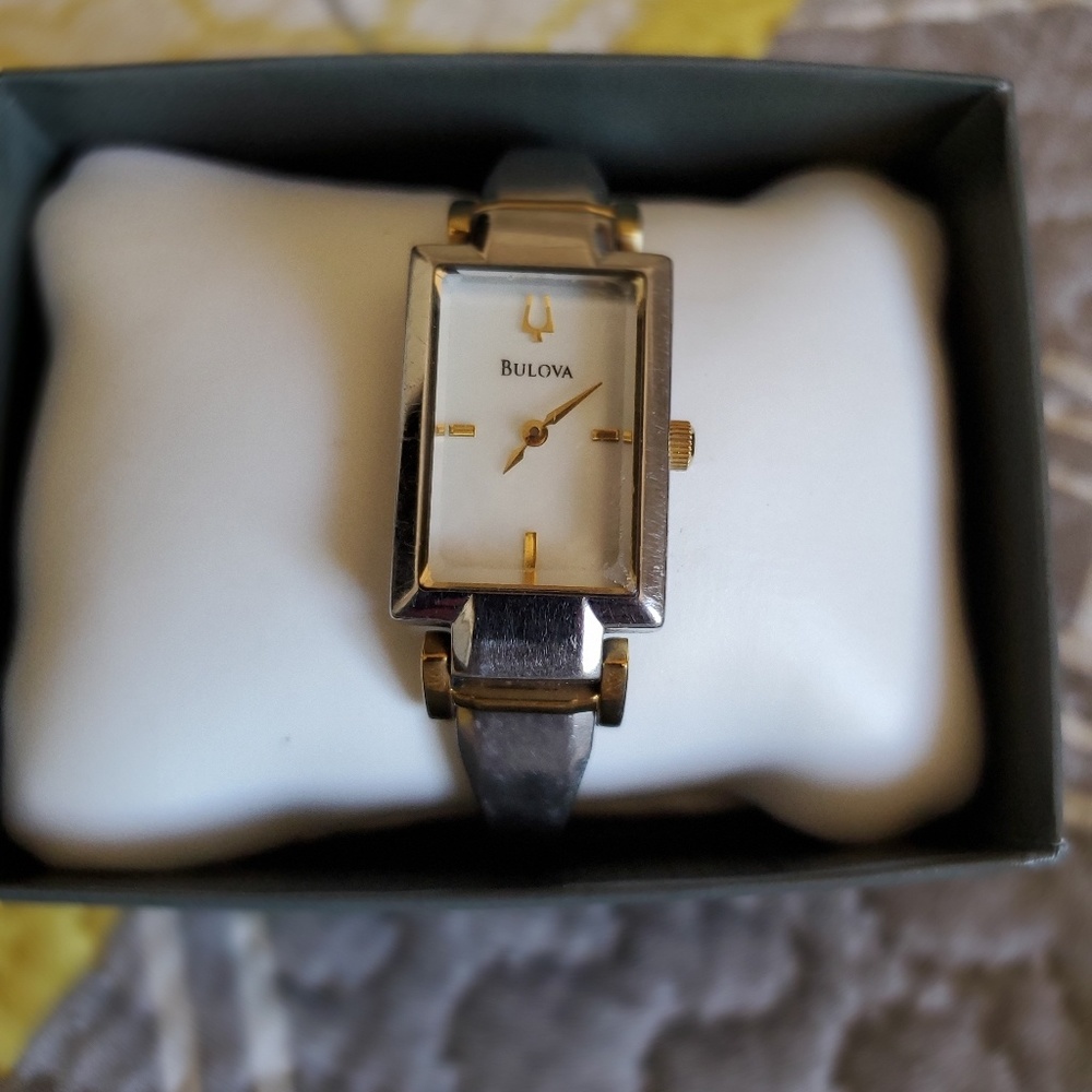 Small, classy, Beautiful Bulova Watch - Picture 2 of 4
